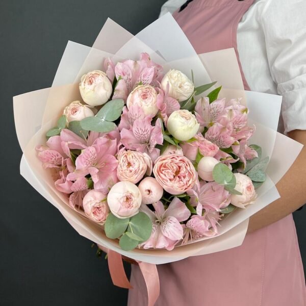 Buchet de trandafiri. Trandafiri Mansfield Park bush și alstromeria roz