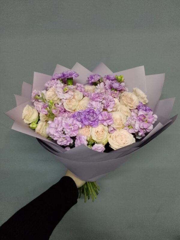 Creamy spray roses and mathiola