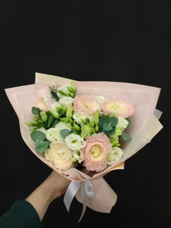 Buchet - compliment cu ranunculus - imagine 5