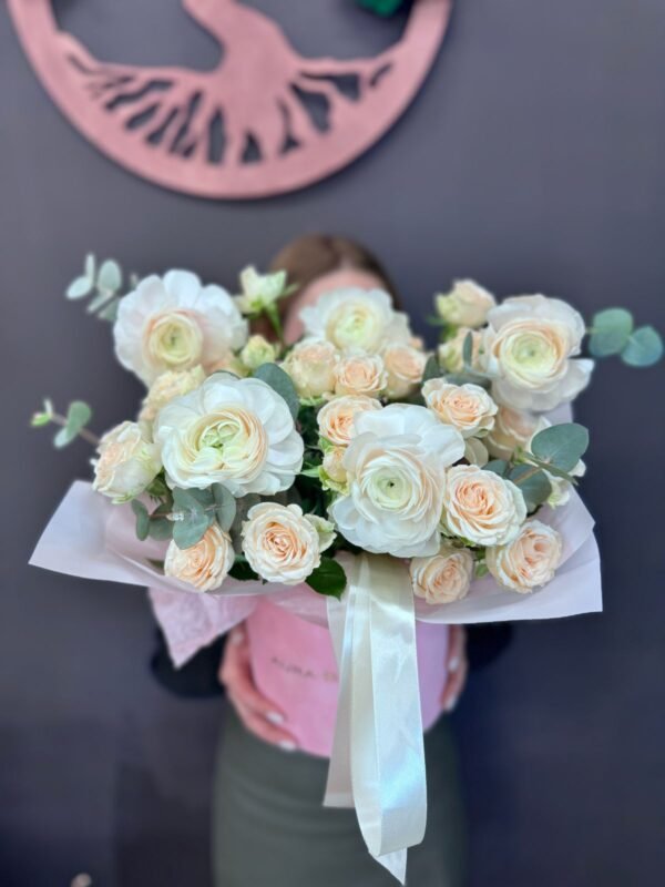 Cos cu ranunculus si trandafir tufa