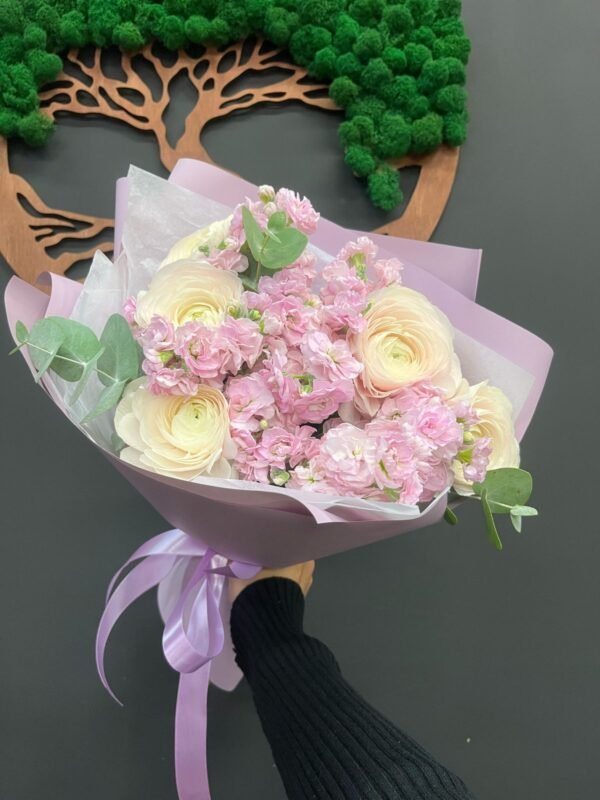 Buchet din ranunculus si matiola