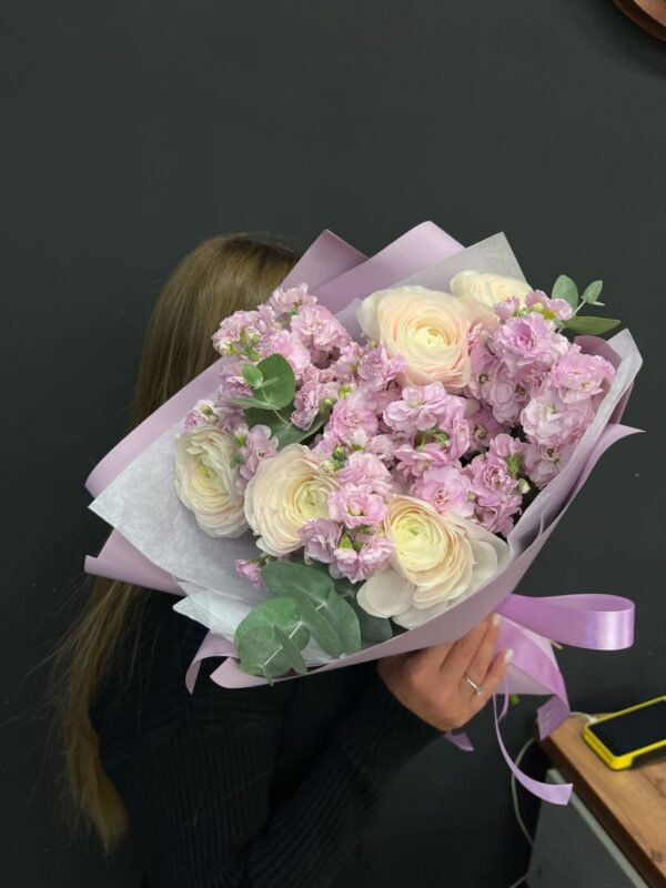 Buchet din ranunculus si matiola - imagine 2