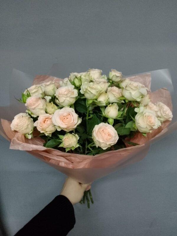 Buchet din 7 trandafiri-tufa