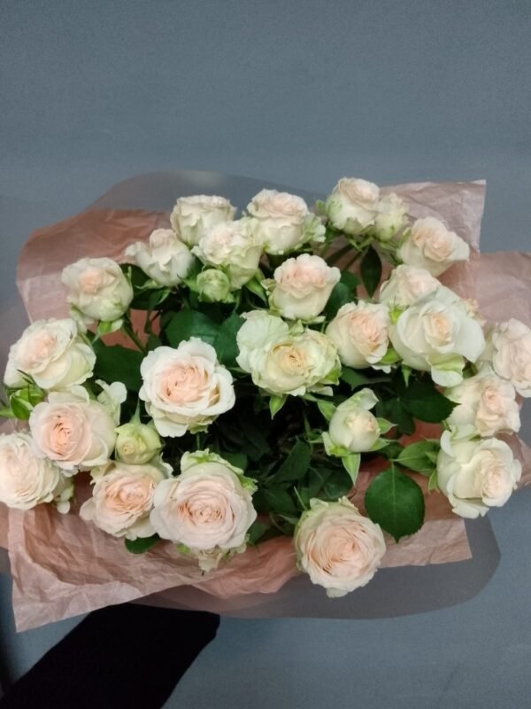 Buchet din 7 trandafiri-tufa - imagine 2